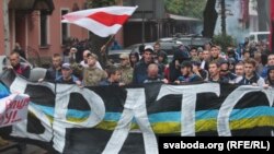 Хода білоруських та українських фанатів у Львові, під час якої вони заспівали «пісеньку про Путіна», 5 вересня 2015 року