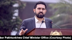 سهېل اپرېدی په پېښور کې یوې غونډې ته وینا کوي - د ارشیف انځور 