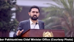 سهيا افرېدی د دیسمبر پر درېيمه په یوه غونډه کې د وينا په حال کې 