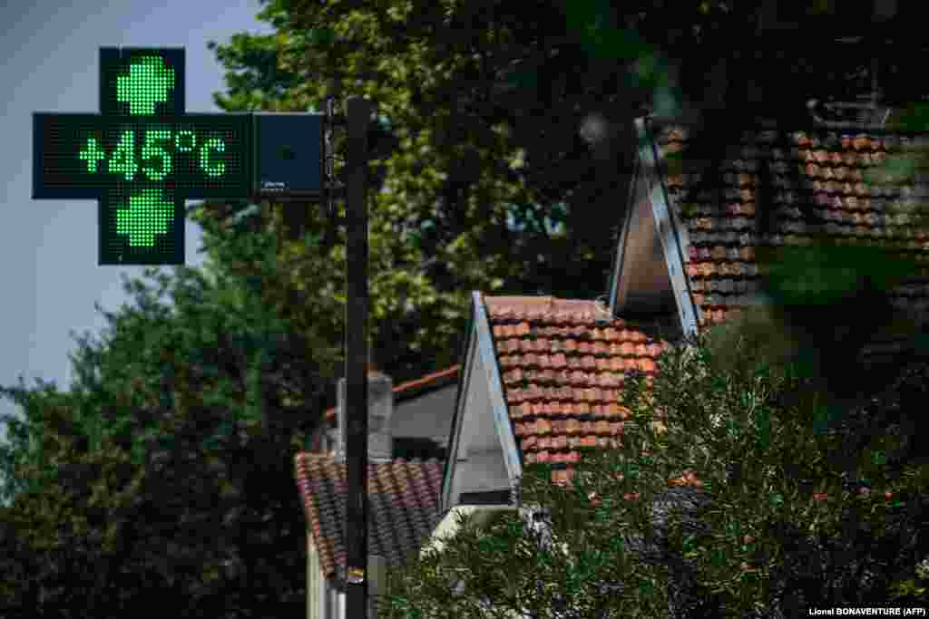 Nacionalna meteorološka služba, Meteo Frans, pozvala je 12. avgusta ljude širom zemlje na izuzetan oprez, prenela je agencija dpa.