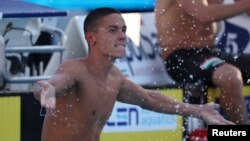 Reacția lui David Popovici (17 ani) după victoria din finala de 100 de metri liber a Campionatului European de natație de la Roma, prin care a stabilit un nou record mondial, 13 august 2022. 