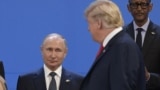Президент США Дональд Трамп (праворуч) дивиться на президента Росії Володимира Путіна, 30 листопада 2018 року