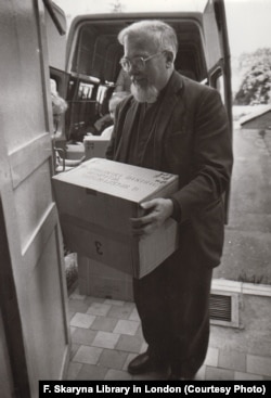 Фота з адной зь першых паездак айца Аляксандра Надсана ў Беларусь з гуманітарнай дапамогай. З калекцыі Беларускай бібліятэкі і музэю імя Францішка Скарыны ў Лёндане