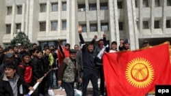 Қырғыз оппозициясын жақтаушылар билікпен текетіресте жеңіске жеткендеріне масаттанды. Бішкек, 8 сәуір 2010 жыл.