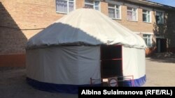 Юрта, установленная во дворе школы №1 города Таласа.