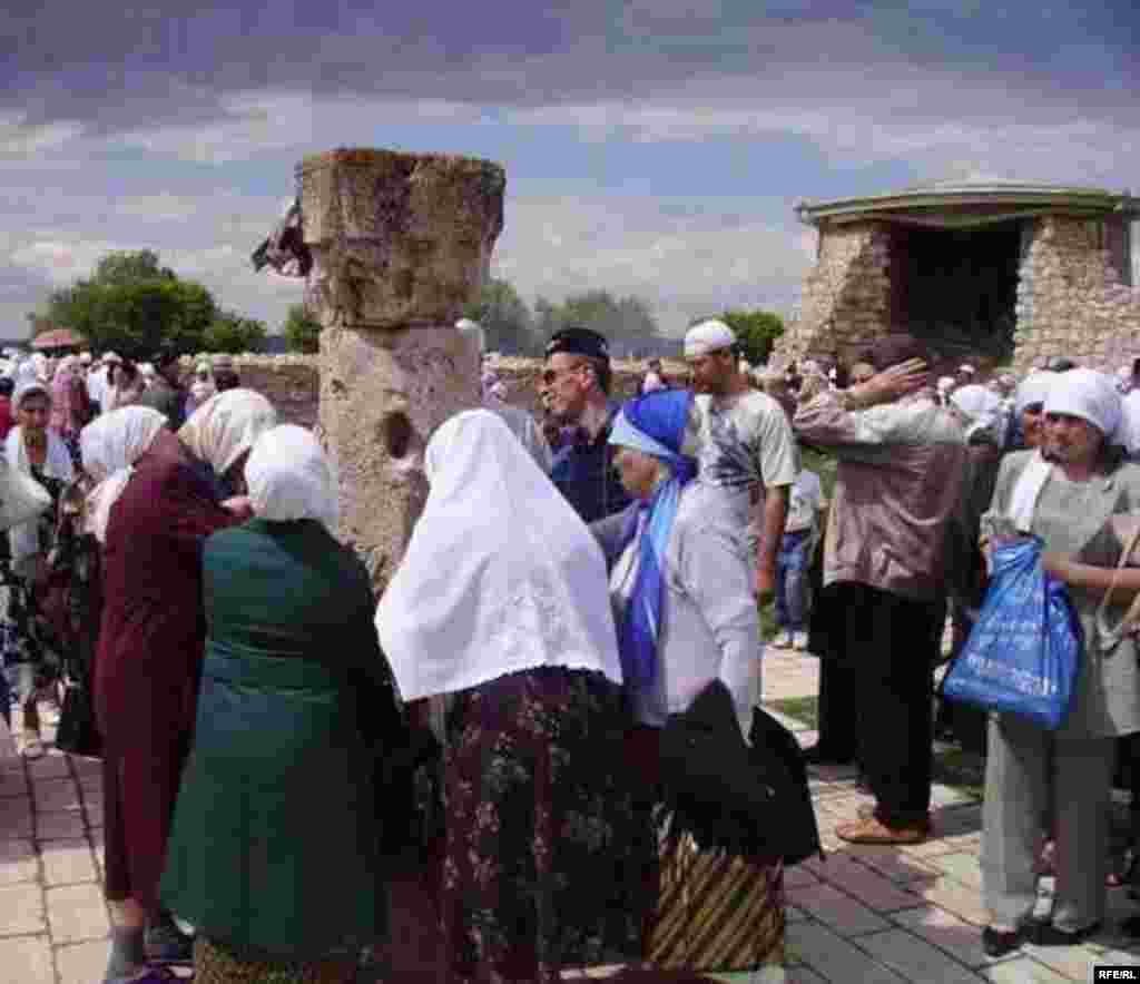 Таш тирәли әйләнүчеләр дә булды. Дин әһелләре халыкны ялгыш гамәлләр кылмаска чакырды