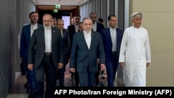 د ایران د بهرنیو چارو وزیر سید عباس عراقچي (په مینځ کې) په مسقط کې له امریکايي پلاوي سره د لیدو لپاره روان دی - د فبرورۍ شپږمې انځور.