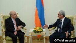 Президент Армении Серж Саргсян принимает председателя Палаты представителей Республики Кипр Янакиса Омиру (слева), Ереван, 19 ноября 2014 г.