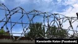 Колючая проволока в СИЗО, иллюстрационное фото