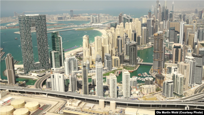 Jumeirah Gate 2 серед інших будівель Дубаю