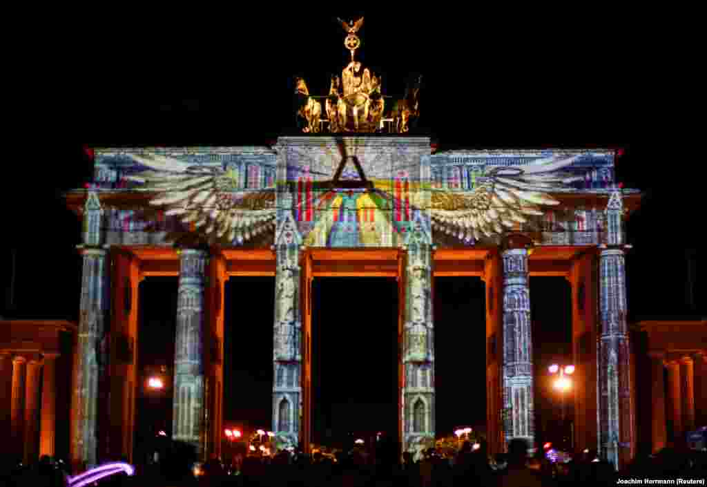 ბერლინში ყოველწლიური სინათლის ფესტივალი დაიწყო. ფესტივალის ფარგლებში ქალაქის ღირსშესანიშნაობები, შენობები და მონუმენტები სხვადასხვა ფერის შუქებით ნათდება. წლევანდელი ფესტივალის მესიჯი კორონავირუსის წინააღმდეგ გაერთიანებაა. ფოტოები📸: REUTERS/Joachim Herrmann