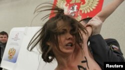 Задержание одной из участниц группы Femen на избирательном участке в Москве