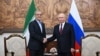 Ruski predsjednik Vladimir Putin (desno) i iranski predsjednik Masud Pezeškijan rukuju se tokom sastanka na marginama samita Šangajske organizacije za saradnju u Biškeku, 1. septembra 2026.
