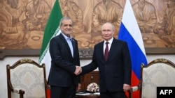 Ruski predsjednik Vladimir Putin (desno) i iranski predsjednik Masud Pezeškijan rukuju se tokom sastanka na marginama samita Šangajske organizacije za saradnju u Biškeku, 1. septembra 2026.
