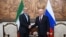 Ruski predsjednik Vladimir Putin (desno) i iranski predsjednik Masud Pezeškijan rukuju se tokom sastanka na marginama samita Šangajske organizacije za saradnju u Biškeku, 1. septembra 2026.