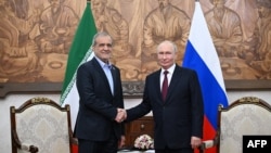 Ruski predsednik Vladimir Putin i iranski predsednik Masud Pezeškijan rukuju se tokom susreta na marginama Šangajske organizacije za saradnju u Biškeku, 1. septembra.