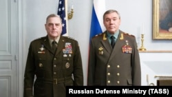 Președintele Statului Major interarme al SUA, generalul Mark Milley (stânga) s-a întâlnit ultima oară cu omologul său rus Valeri Gerasimov la Helsinki, pe 22 septembrie 2021.