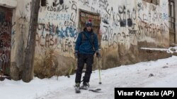 Një person ka shfrytëzuar këtë mot, për të skijuar në rrugët e mbuluara me borë, në një lagje në Prishtinë. 26 shkurt, 2018