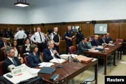  Прокурорският екип (вляво) и Тръмп дружно с юристите си по време на чуването пред огромно жури на съда в Манхатън във вторник. 