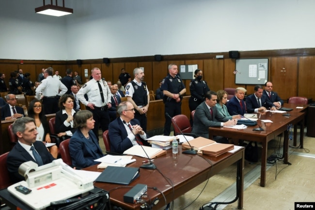 Прокурорският екип (вляво) и Тръмп заедно с адвокатите си по време на изслушването пред голямо жури на съда в Манхатън във вторник.