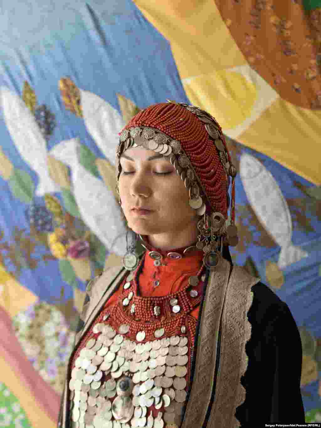 Regina 29 years old, art historian &quot;I think that the goal for a Bashkir girl is to be worthy of her nation and its history. It&#39;s important, while possessing gadgets, to build traditions into modern realities. I have made the breastplate necklace myself, and I plan to use ethnic patterns in my wardrobe further on.&quot; 