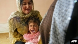 فتاة كردية في الرابعة من العمر تصرخ خلال ختانها - السليمانية - نيسان - 2009