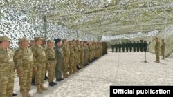 Президент Ильхам Алиев на военных учениях со старшыми офицерами 26 июня, 2014 года