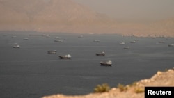 Anije në Ngushticën e Hormuzit, siç shihen nga Musandam, Oman, 18 qershor 2026.