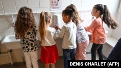 Copii, într-o școală din Franța, la spălat pe mâini, septembrie 2020.