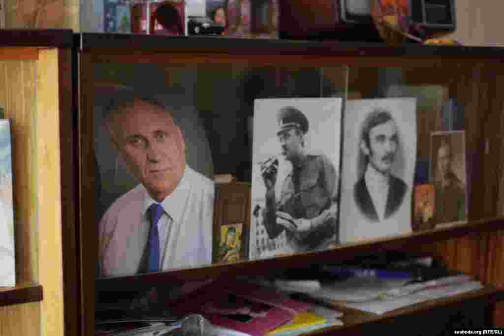 Belarus - Former political prisoner Mikalay Statkevich visits his father, Baranavichy, 23Aug2015