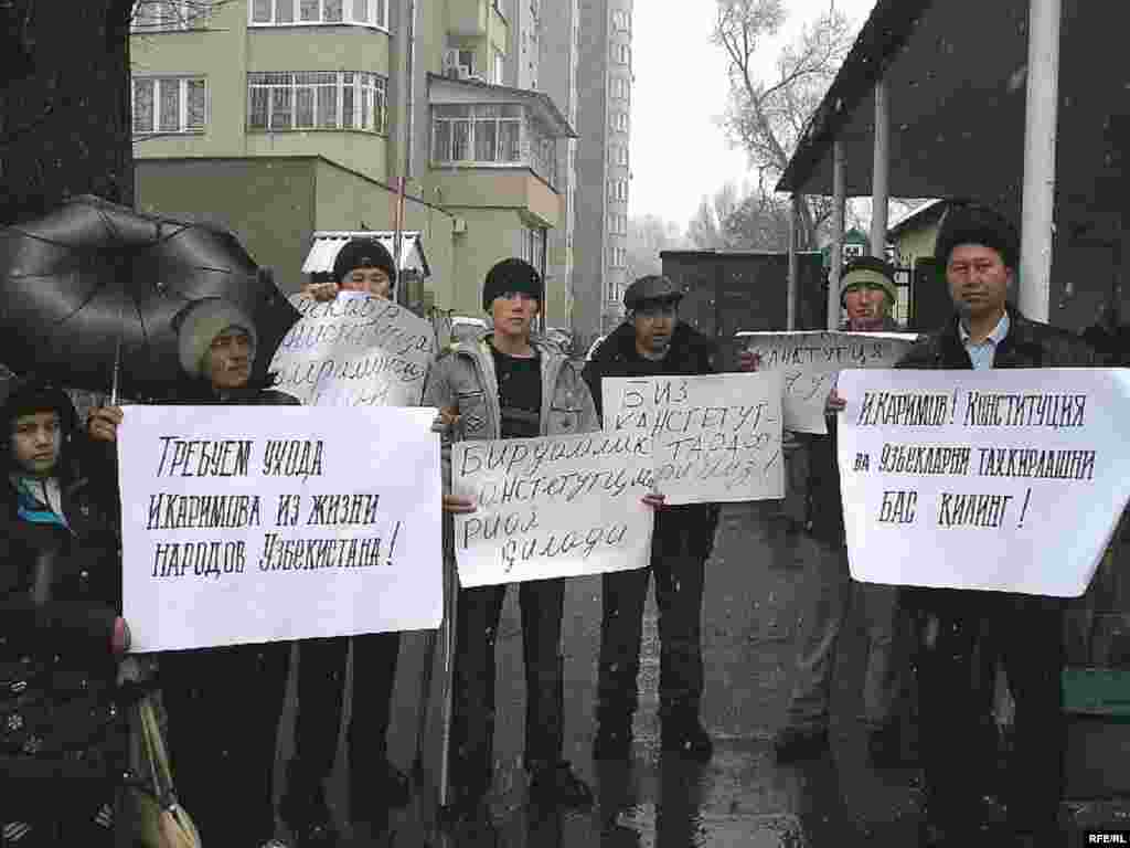 Алмати, 7 декабр - Ва аммо дар Алмати, рубарӯи сафорати Узбакистон эътироз доранд 