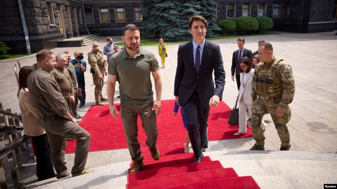 Canadian Prime Minister Justin Trudeau (right) meets Ukrainian President Volodymyr Zelenskiy in Kyiv on June 10. 