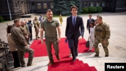 Canadian Prime Minister Justin Trudeau (right) meets Ukrainian President Volodymyr Zelenskiy in Kyiv on June 10. 