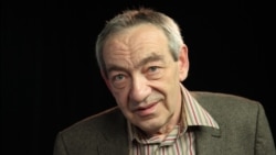 Даниэль о Даниэле. К 100-летию со дня рождения прозаика, поэта, переводчика Юлия Даниэля.
Рассказывает сын - историк Александр Даниэль.