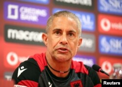 Trajneri brazilian, Sylvinho përgjatë konferencës për media.