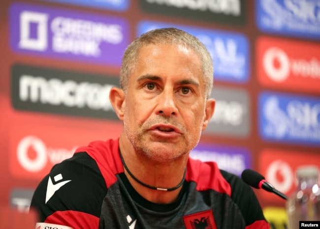 Trajneri brazilian, Sylvinho përgjatë konferencës për media.
