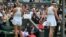 Tenismenele Victoria Azarenka (stânga, Belarus) și Elina Svitolina (dreapta, Ucraina) își întorc spatele una celeilalte la Wimbledon. Svitolina a câștigat partida și nu avea de gând să dea mâna cu oponenta sa; știind acest lucru, Azarenka nici nu s-a oferit. Londra, 9 iulie.