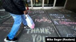 Poruke zahvalnosti osoblju bolnice na Menhetnu ispisane na pločniku za podršku koju su pružili tokom izbijanja epidemije korona virusa, Njujork (7. april 2020.)