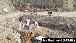Gërmimet në Kizhevak të Rashkës më 2020. Në këtë varr masiv u gjetën mbetje mortore të shqiptarëve nga Kosova, të vrarë gjatë luftës.
