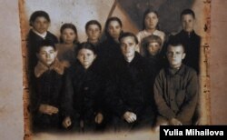 Полина Шнайдман, вторая слева в первом ряду, 1947. Фото из архива Яд Вашем