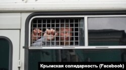 Крымчане, задержанные у здания Верховного суда России за акцию поддержки крымским татарам, осужденным по первому бахчисарайскому «делу Хизб ут-Тахрир». Москва, 11 июля 2019 года