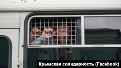 Кримчани, затримані біля будівлі Верховного суду Росії за акцію підтримки кримських татар, засуджених у першій бахчисарайській «справі Хізб ут-Тахрір». Москва, 11 липня 2019 року