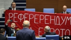 По време на дебата в сряда депутати от „Възраждане" разпънаха транспарант с надпис „Референдум за лева! Не на еврото".