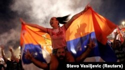A választási eredményt ünneplik a szerbbarát ellenzék támogatói Podgoricában, 2020. augusztus 31-én.