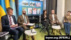 Ольга Куришко (у центрі) на презентації звіту «Крим: транзитний хаб переміщення та ідеологічної обробки дітей» у Представництві президента України в Автономній республіці Крим, Київ, 3 грудня 2025 року