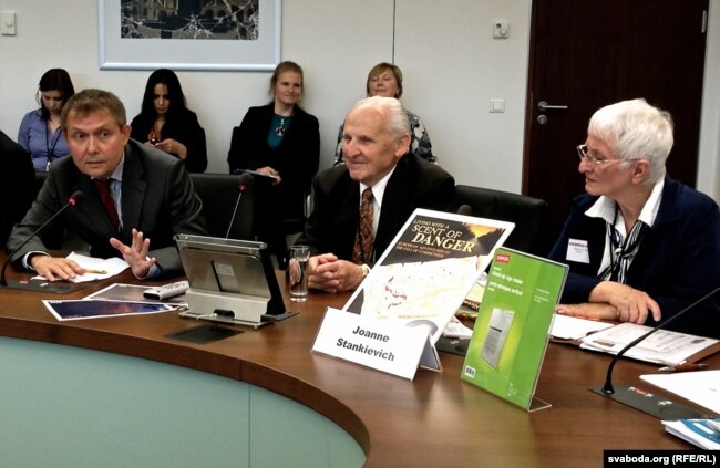 Аляксандар Лукашук, Вячка Станкевіч і Джоан Станкевіч (зьлева направа ў першым шэрагу) у Празе на прэзэнтацыі кнігі ўспамінаў Джоан Станкевіч «Жыцьцё з водарам небясьпекі: Эўрапейскія прыгоды падчас падзеньня камунізму», травень 2013