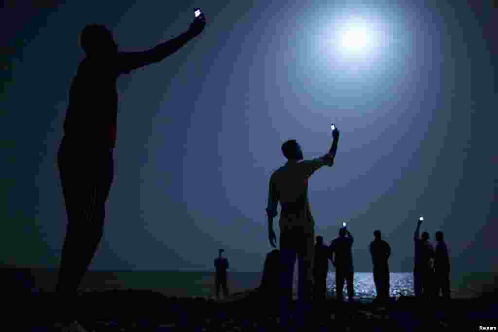 John Stanmeyer, a U.S. photographer working for the VII photo agency on assignment for National Geographic, won the World Press Photo of the Year with this picture of African migrants in Djibouti trying to receive a signal on their mobile phones. Jury member Jillian Edelstein said about the winning image: "It's a photo that is connected to so many other stories -- it opens up discussions about technology, globalization, migration, poverty, desperation, alienation, humanity."