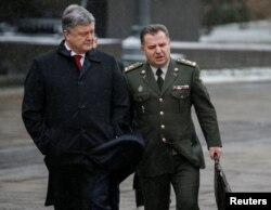 Ukrainian Defense Minister Stepan Poltorak (right) with President Petro Poroshenko last month.
