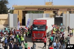 Egipatski humanitarni radnici slave nakon što je prvi kamion sa humanitarnom pomoći napustio Gazu 21. oktobra, ilustrativna fotografija