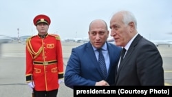 მას აეროპორტში საგარეო საქმეთა მინისტრის მოადგილე ალექსანდრე ხვთისიაშვილი დახვდა